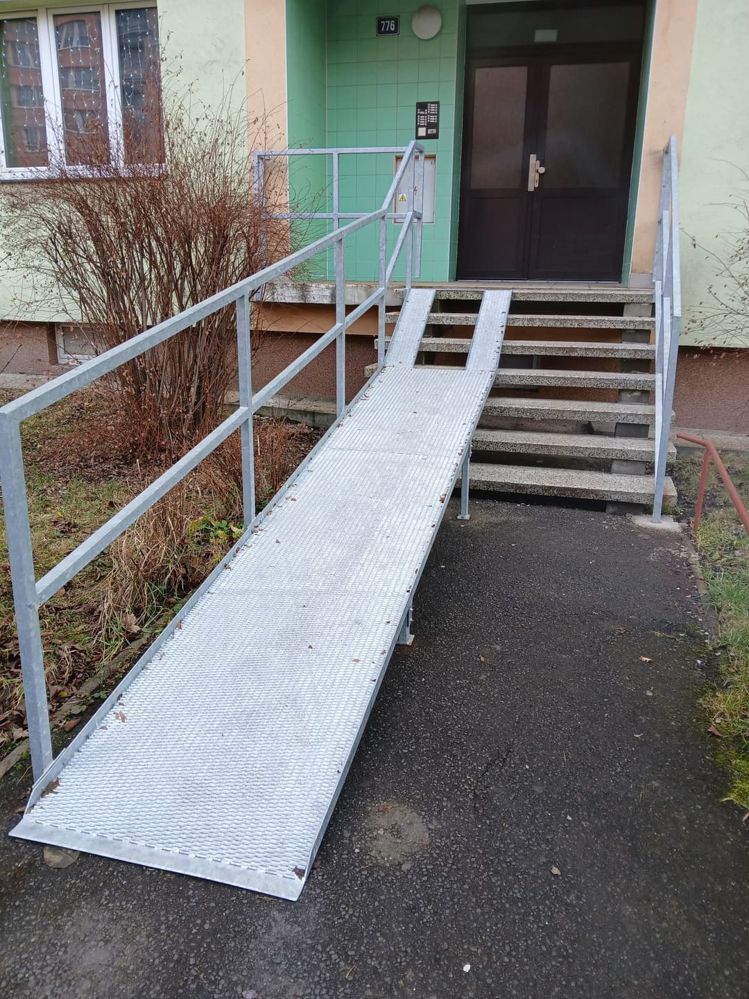 Poslední dokončená práce - výroba a montáž nájezdu v Chodově - Jinex.cz | Jiří Nesměrák